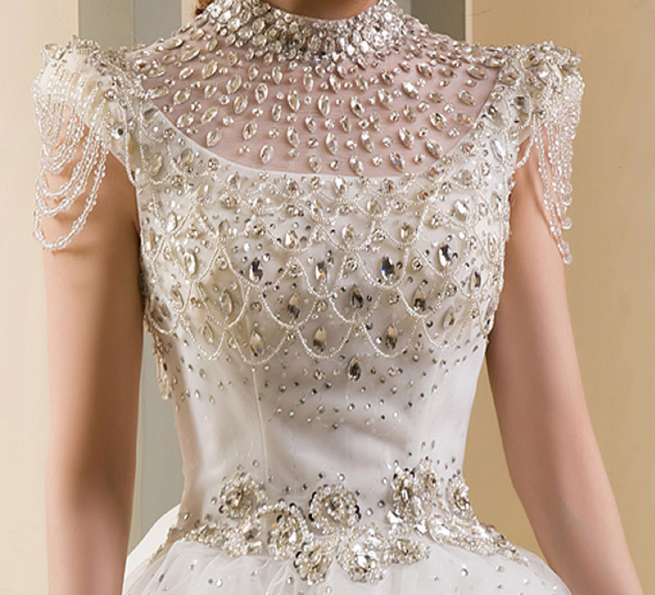 Dieses Brautkleid ist mit 150 Karat Diamanten besetzt. Vielleicht doch lieber Schmuck online kaufen? - BAUNAT