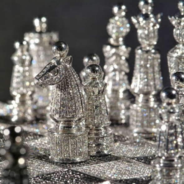 Der diamantene Traum jedes Schachspielers, nur nicht so praktisch zu tragen wie online gekaufter Schmuck - BAUNAT