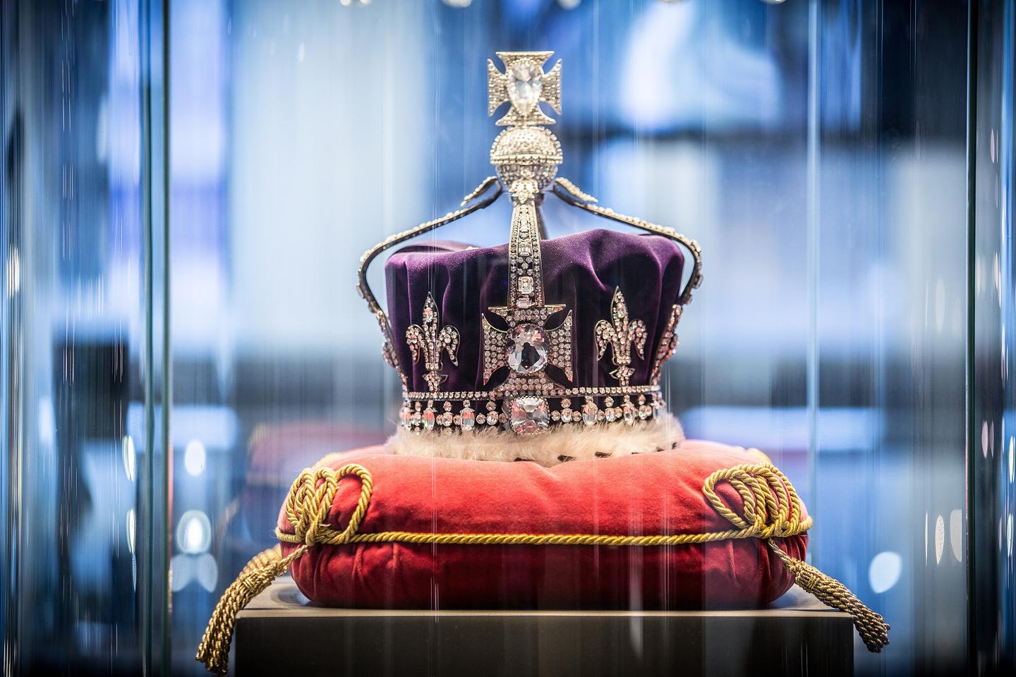 Le Koh-I-Noor se trouve dans la couronne de la reine Elisabeth II du Royaume Uni. – BAUNAT
