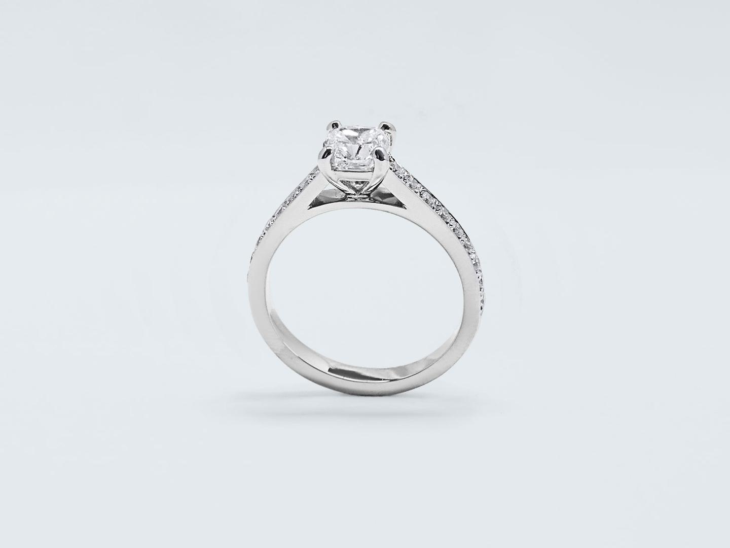 Een solitaire ring met een briljant en pavédiamanten. – BAUNAT