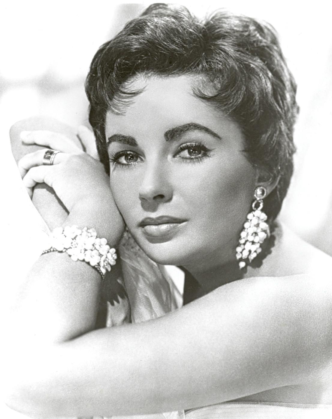 Elizabeth Taylor portait souvent des bijoux en diamant connus. – BAUNAT