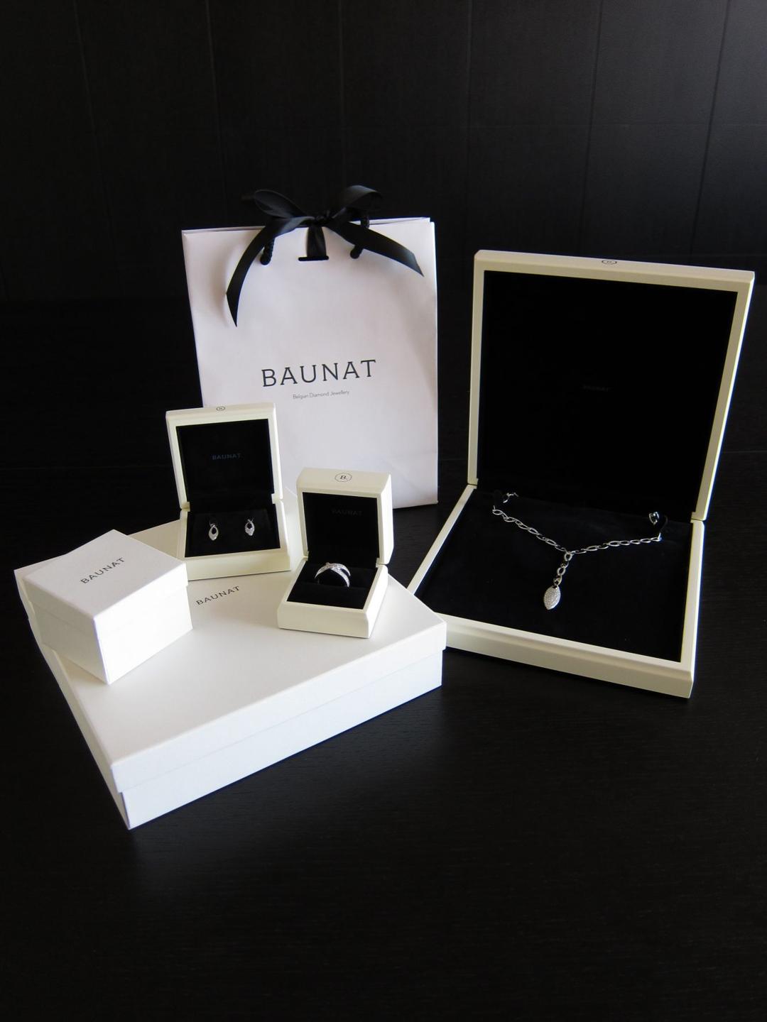De BAUNAT-juwelendoosjes met zwarte fluwelen voering en crèmekleurige buitenkant