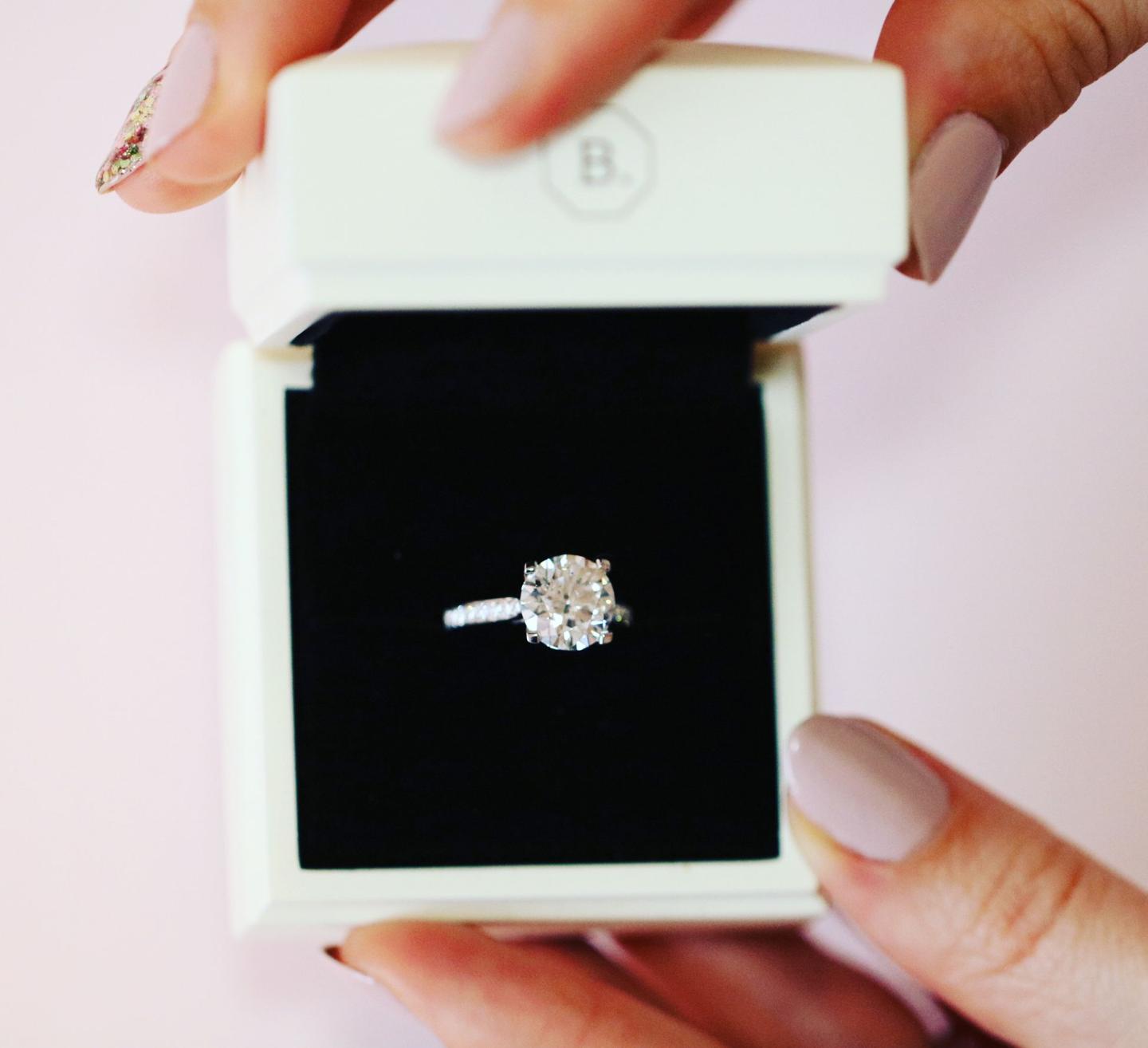 Het doosje van uw BAUNAT ring kan perfect gebruikt worden tijdens uw huwelijksaanzoek.