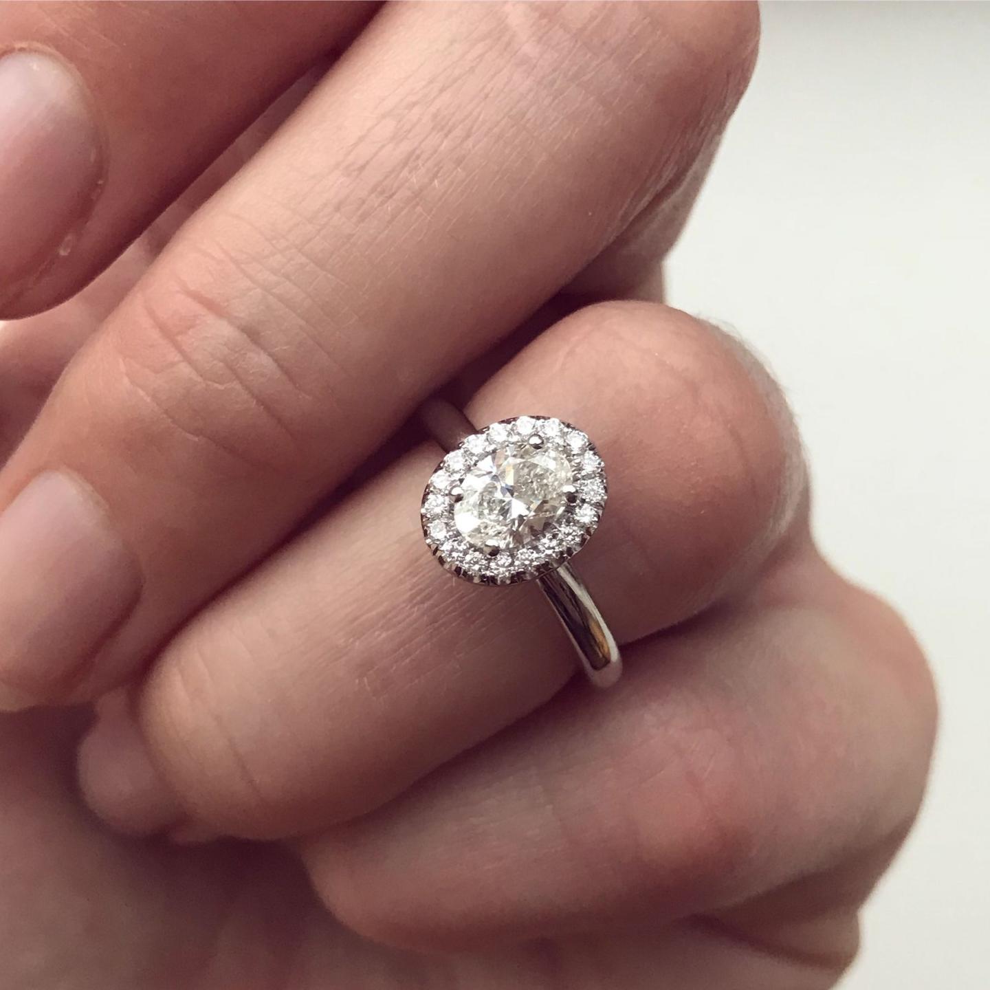Verlobungsring mit Diamanten oval geschliffen