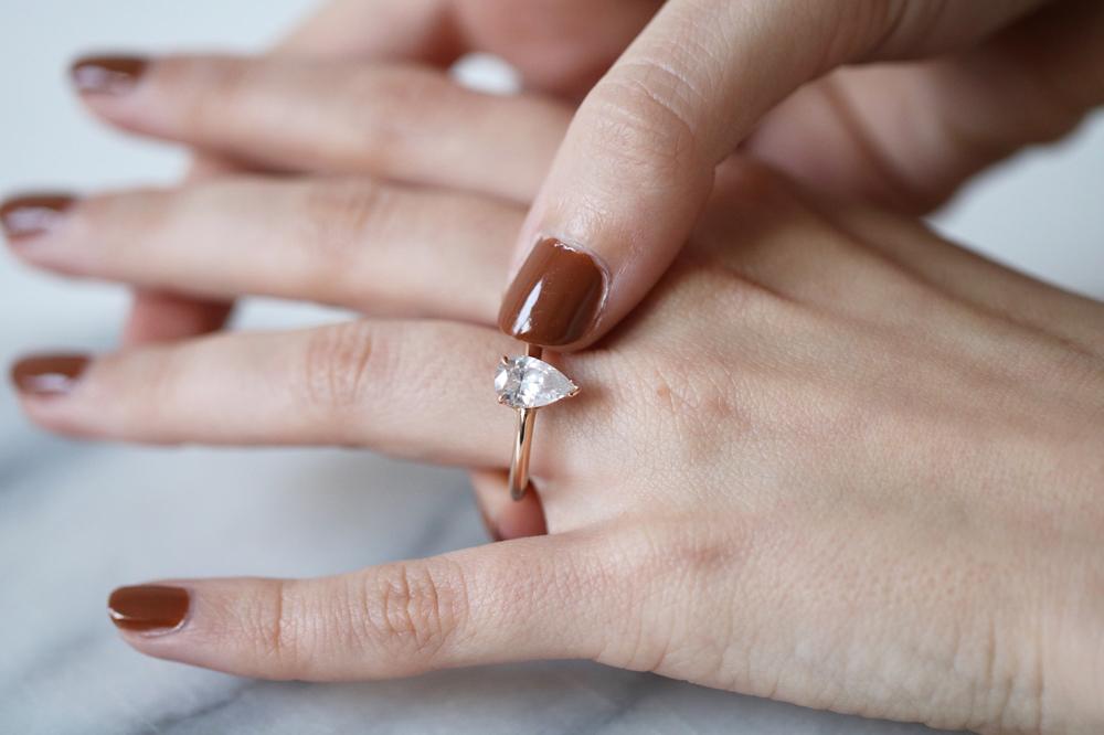 Verlobungsring mit Diamant von BAUNAT
