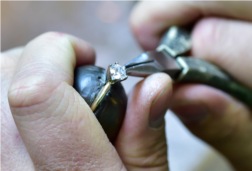 De diamantzetter plaatst de diamant nauwkeurig in de ring – BAUNAT