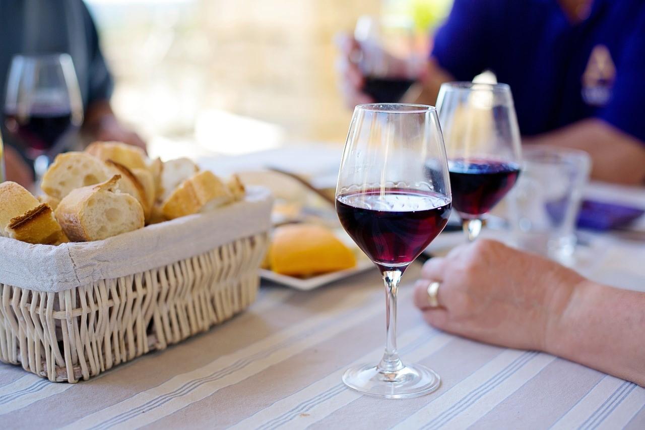 Klassieke maar prima combinatie: rode wijn met kaas – BAUNAT