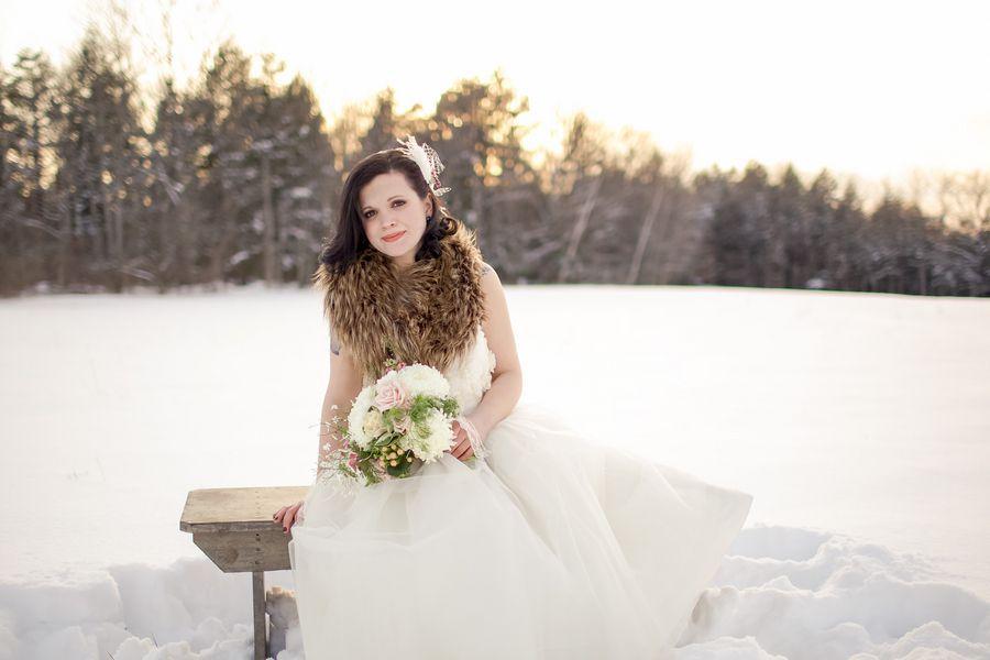 Bruid met stola in winters landschap, gekleed volgens de bruiloftsetiquette. - BAUNAT