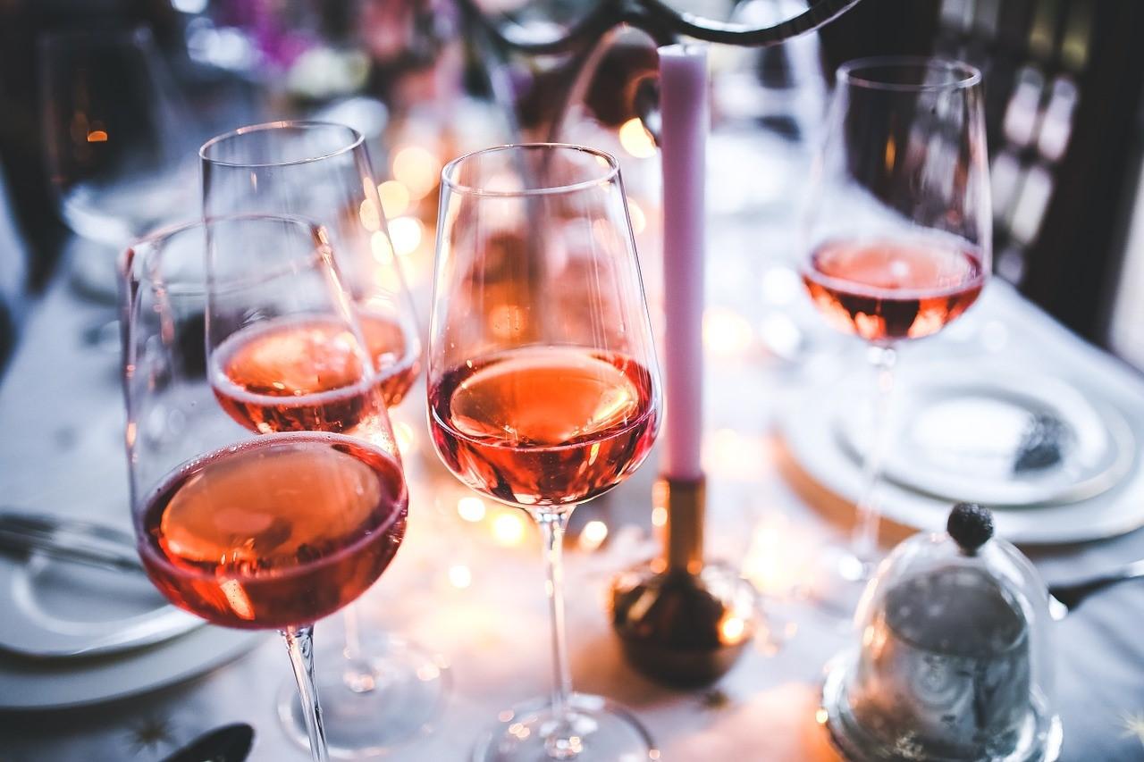Glazen rosé: frisse kleur aan tafel – BAUNAT