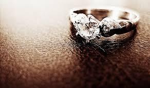 Volgens sommige theorieën mag een BAUNAT-verlovingsring een dubbel maandloon kosten