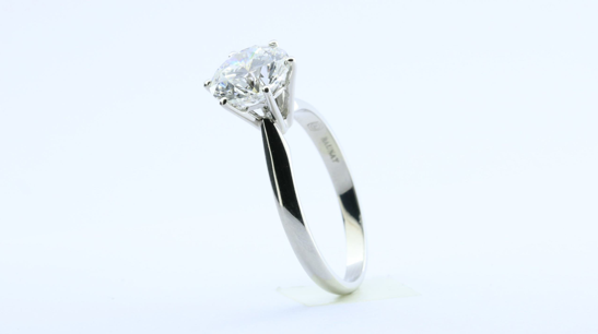 De betekenis van een briljanten ring stemt overeen met de verlovingsring in het westen. - BAUNAT