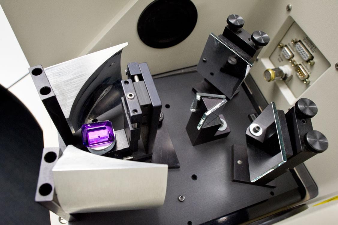 Met deze infraroodspectrometer valt onder meer te ontdekken of een gekleurde edelsteen behandeld is - BAUNAT.