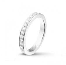 Een alliance ring verschilt van andere ontwerpen door de vele kleine diamanten - BAUNAT