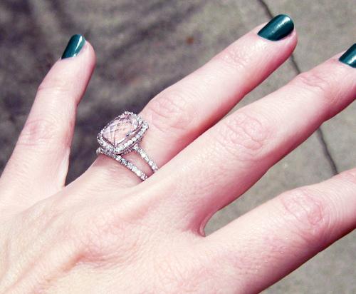 un gran anillo de compromiso de diamante rosa y una banda de diamantes finos al mejor precio con BAUNAT