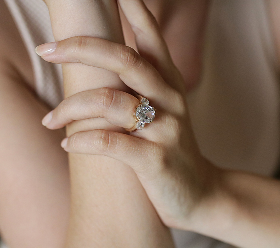 Frisch gereinigter Diamant Ring am Finger, Maßarbeit von BAUNAT