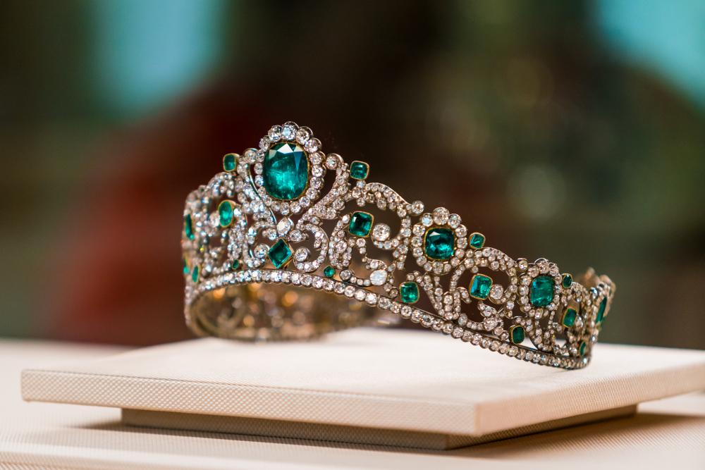 Tiara bezet met smaragd uit de collectie exclusieve juwelen van keizerin Eugénie. - BAUNAT
