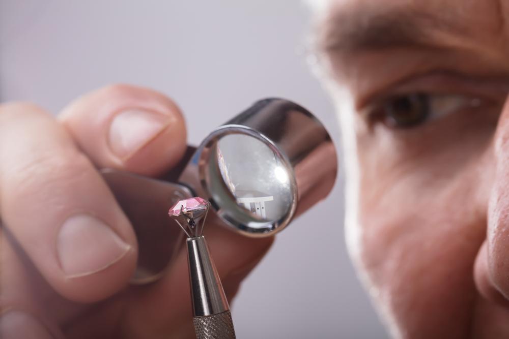 Elke BAUNAT diamant ondergaat in Antwerpen een strenge controle