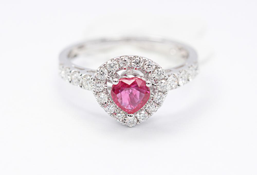Een BAUNAT verlovingsring met roze diamant