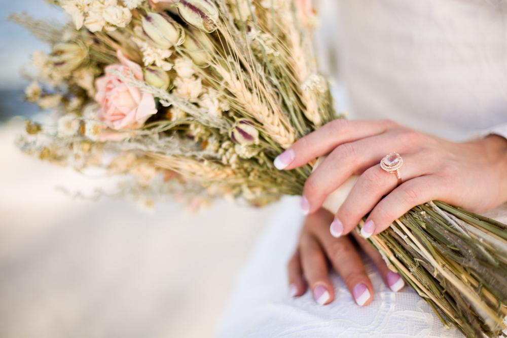 Bruid met halo ring om vinger, een van de mooiste verlovingsringen volgens juwelier BAUNAT. 