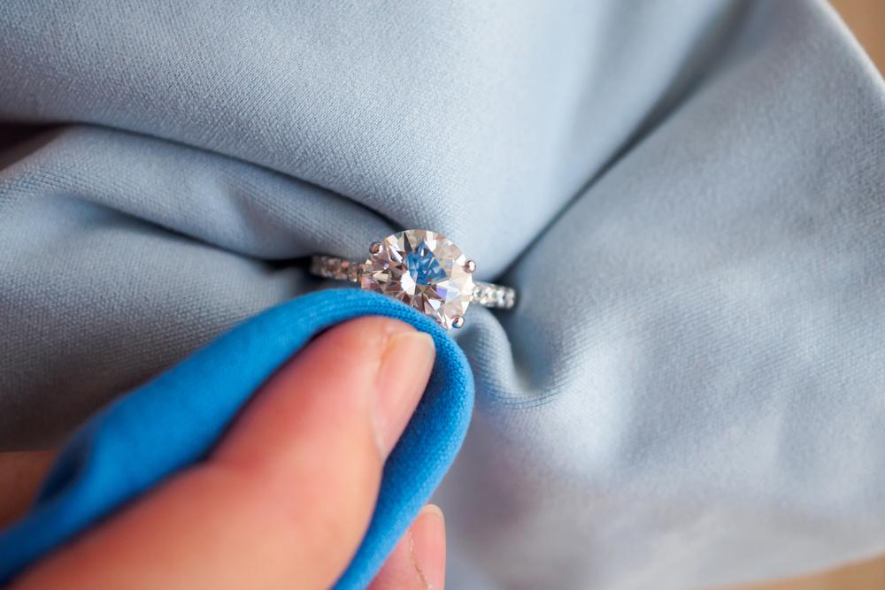 Ein Platin Ring mit Diamanten wird nach der Reinigung getrocknet und poliert – BAUNAT