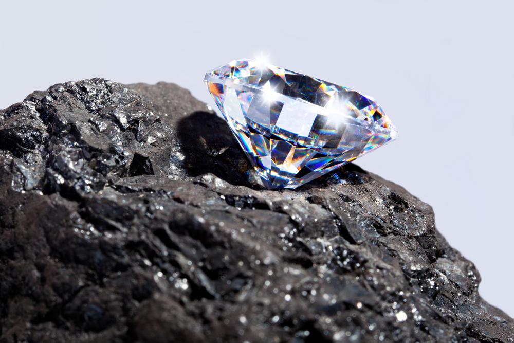 Diamant op een stuk kool waarmee BAUNAT de vorming en diamanteigenschappen van de steen duidt. 