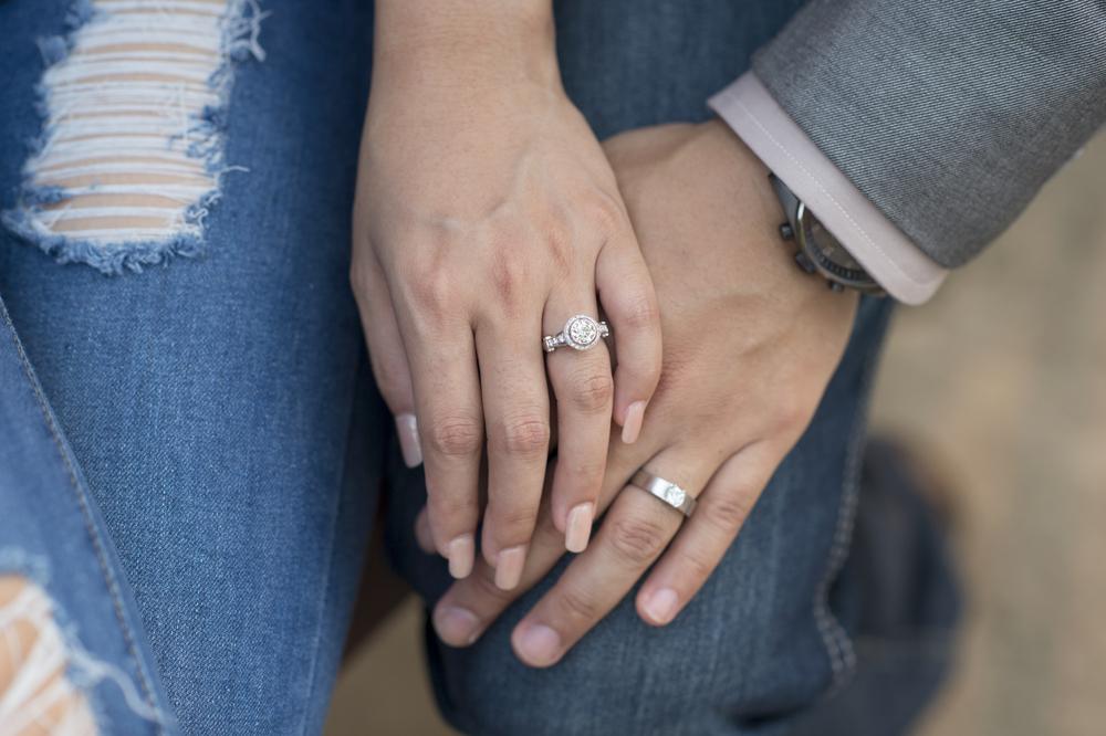 Ein Paar trägt Verlobungsringe für beide während sie Hände halten. – BAUNAT