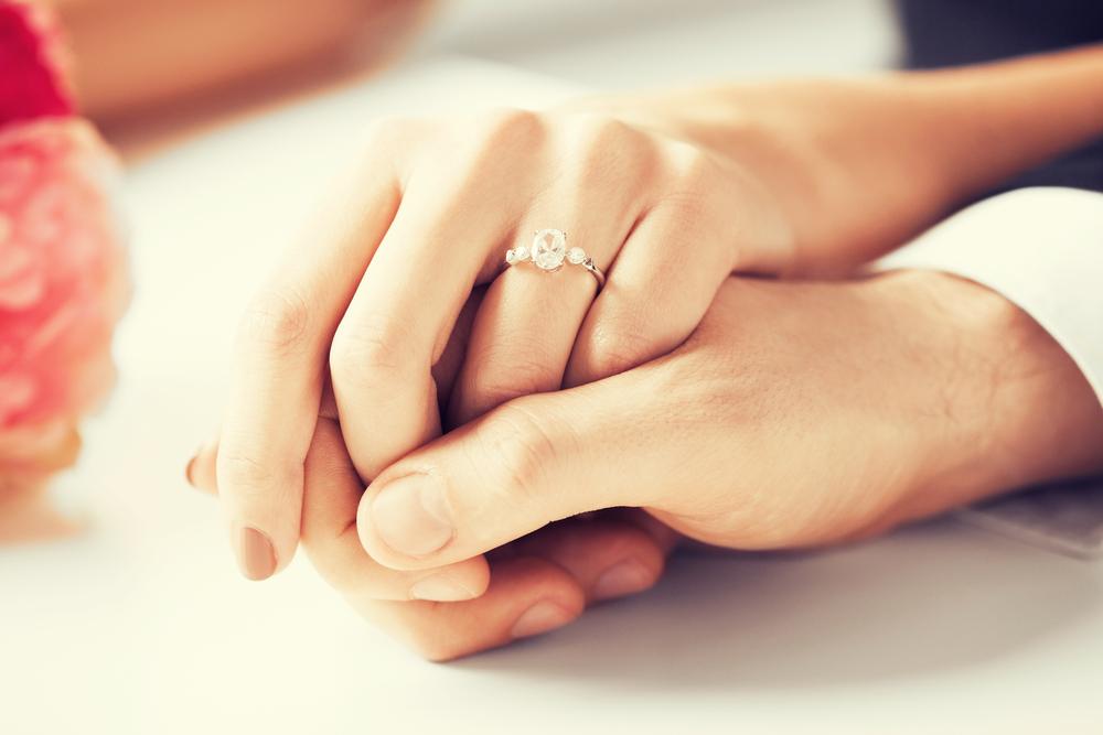 Hand in hand met focus op haar diamanten ring. BAUNAT tip: kies een ovale verlovingsring. 