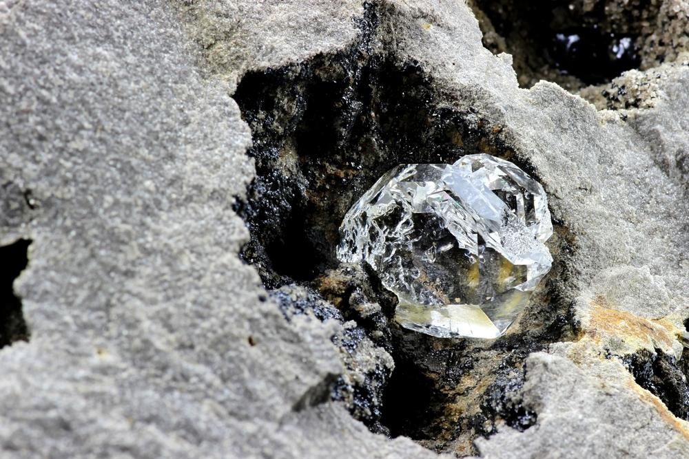 Diamant: van ongeslepen mineraal tot fonkelende steen 