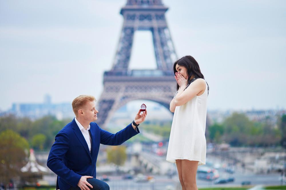 Heiratsantrag vor dem Eifelturm in Paris - BAUNAT