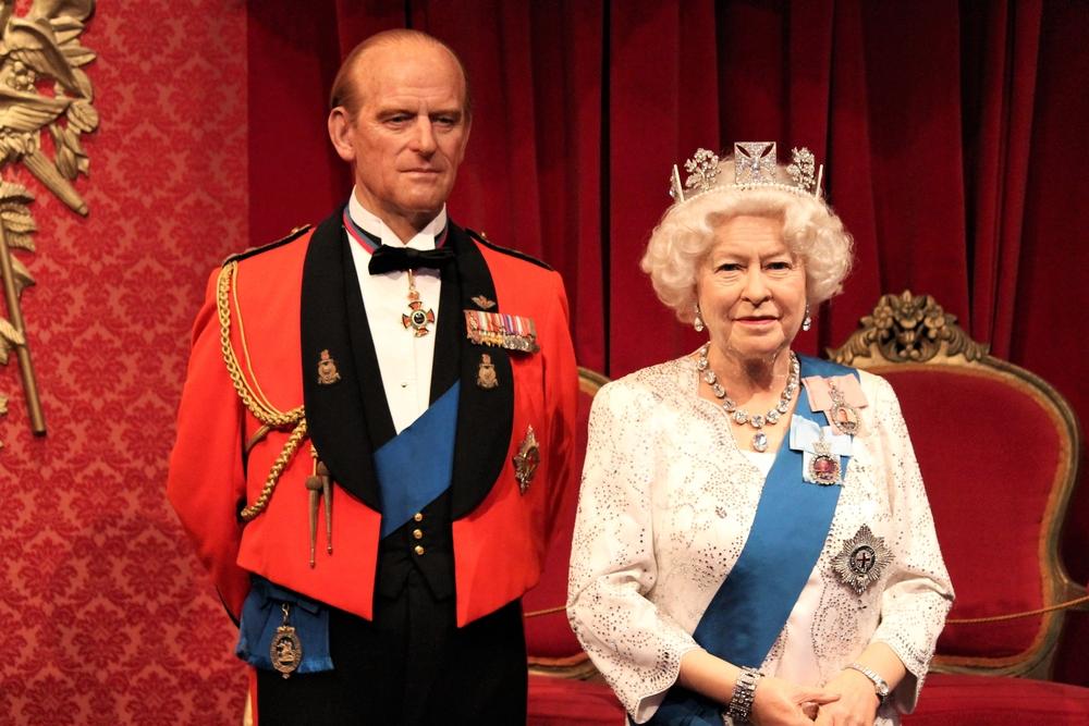 Queen Elizabeth II mit Kronjuwelen neben Prinz Philip