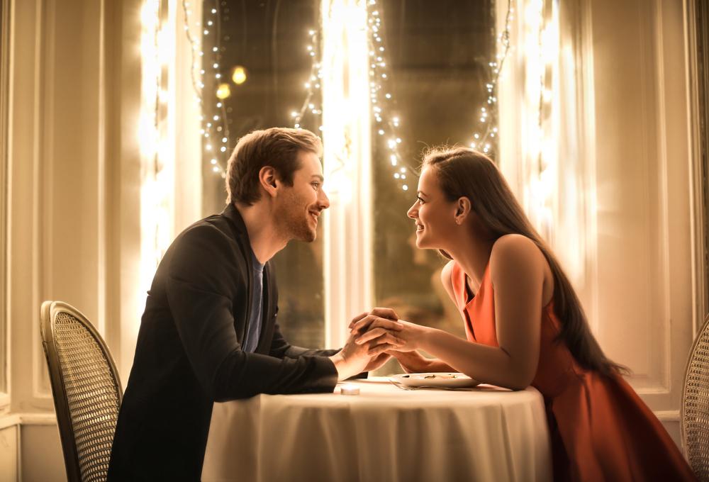 Paar bei einem romantischen Diner. Folgt ein Heiratsantrag zu Weihnachten? - BAUNAT