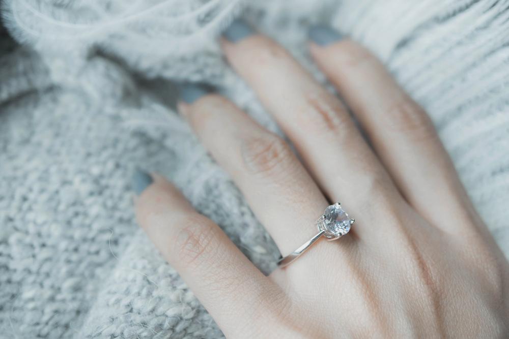 Feiner Verlobungsring mit zierlicher Ringschiene und schönem Diamanten - BAUNAT