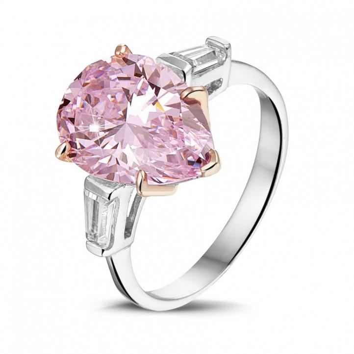Bague en or blanc avec ‘fancy intense pink‘ diamant de la taille poire et diamants de la taille trapèze