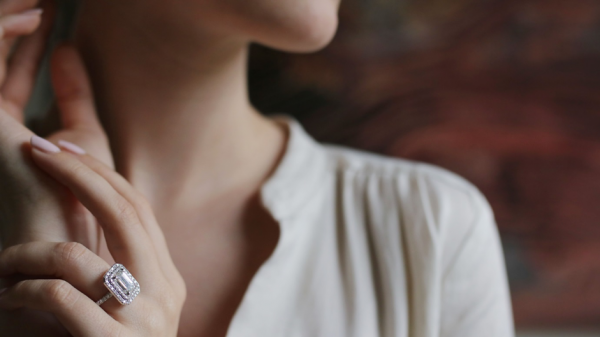 Diamantring mit Diamant im Smaragdschliff mit Halo von BAUNAT