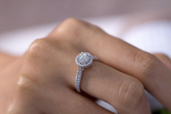 Kaufen Sie einen Halo Diamantring online bei BAUNAT