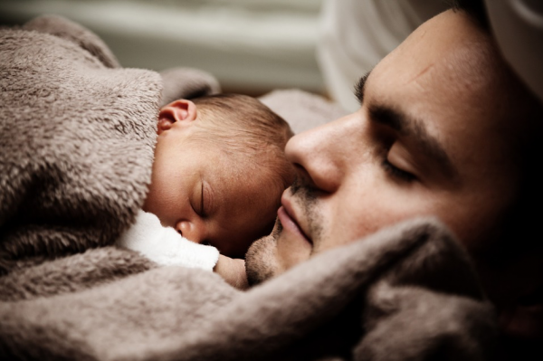 Aufgabe für den Vater, neben der Bewunderung seines Babys: verschenken Sie, zum Beispiel, goldene Diamantohrringe an Mama - BAUNAT