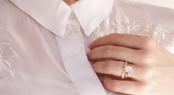 Un anillo eternity como anillo de boda junto con un anillo de compromiso - BAUNAT
