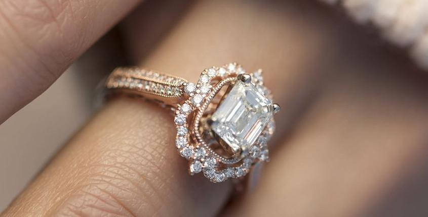 Roségoldener Verlobungsring mit rechteckigem Diamant im Halo-Fassung und Pavé-Besatz