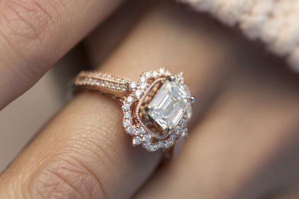 Vintage Verlobungsring im individuellen Design - Nach Maß gefertigter Vintage-Ring von BAUNAT mit Rotgold und einem Diamanten im Smaragd-Schliff