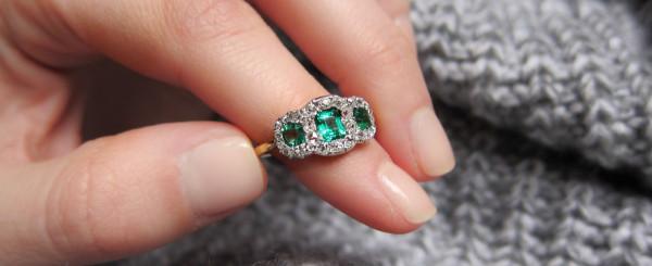 Ein maßgefertigter Vintage-Ring mit Smaragd von BAUNAT - Entwerfen und designen Sie Ihren Verlobungsring mit dem Team von BAUNAT