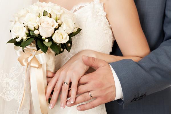 Hochzeitspaar mit Eheringen aus Rotgold. Bei BAUNAT Schmuck aus Rotgold finden