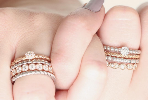 Verschiedene kombinierbare Ringe, auch aus Rotgold, am Finger. Kombinierbare Ringe bei BAUNAT finden.