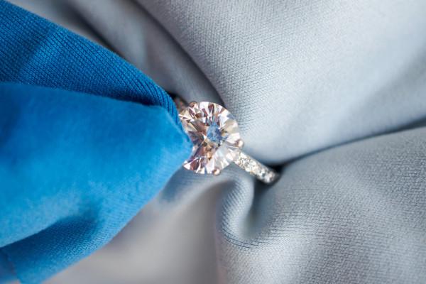 Diamanten ring onderhouden met stoffen doek - BAUNAT