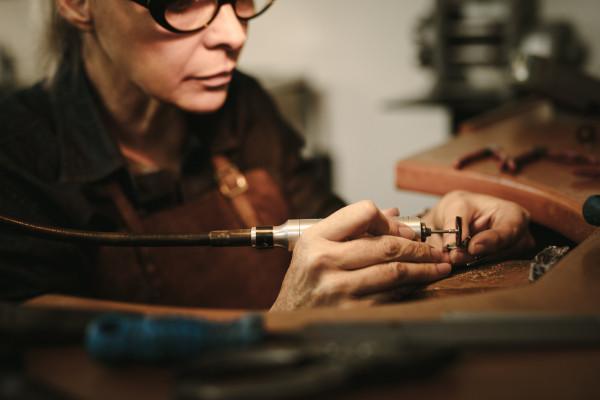 Professional polijst ring in atelier - BAUNAT