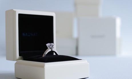 Diamanten ring wordt bewaard in het originele juwelendoosje - BAUNAT