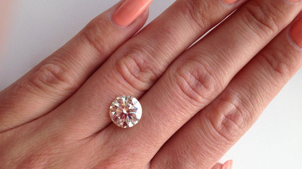 找出讓愛人的求婚戒指看起來比實際更大的方法