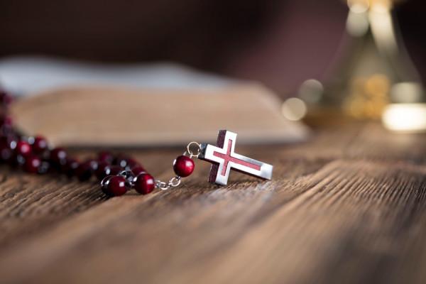 Bei der feierlichen Kommunion erhalten die Kinder während der Feier eine Halskette mit einem Kreuz darauf – BAUNAT - Halskette zur Kommunion mit Anhänger in Form eines Kreuzes, ein schönes und bedeutungsvolles Geschenk