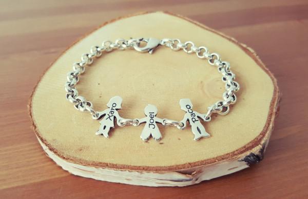 Un bracelet pour la fête des mères gravé avec le nom des enfants. - BAUNAT