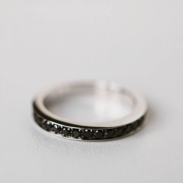 Ein Ring mit schwarzen Diamanten von BAUNAT als schwarzer Herrenehering