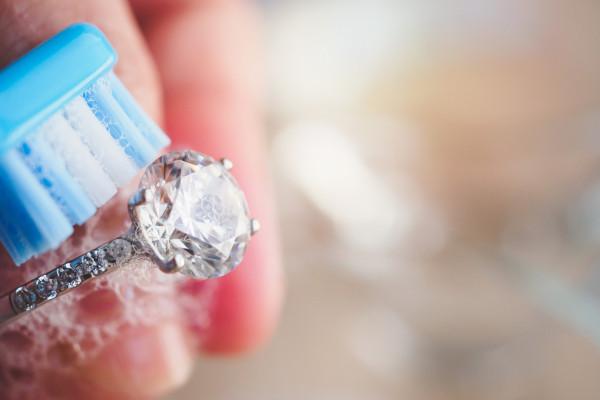 Ein Goldring mit Diamanten wird mit Wasser und Ammoniak gereinigt – BAUNAT
